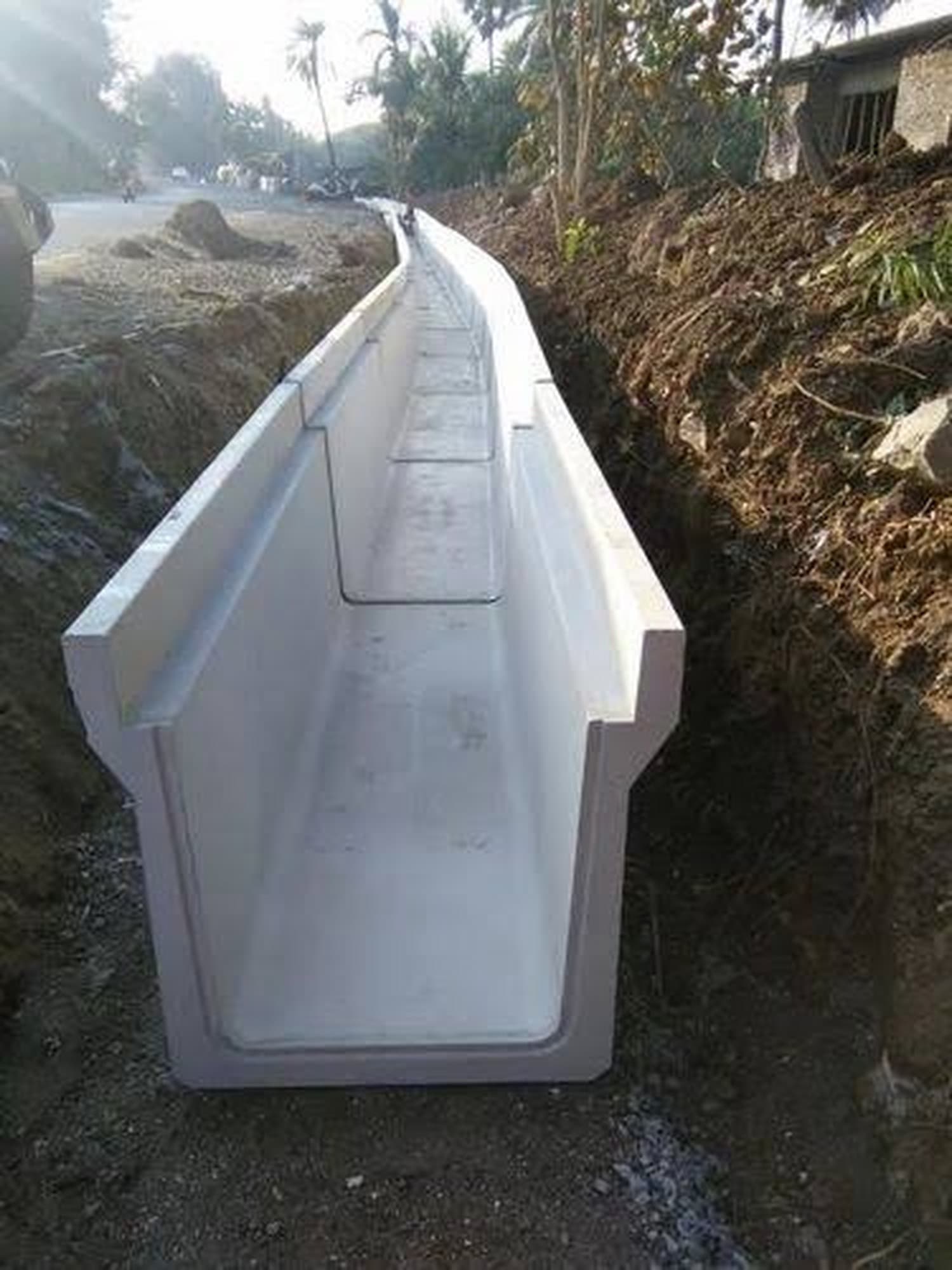 U-shape drain installed in a trench